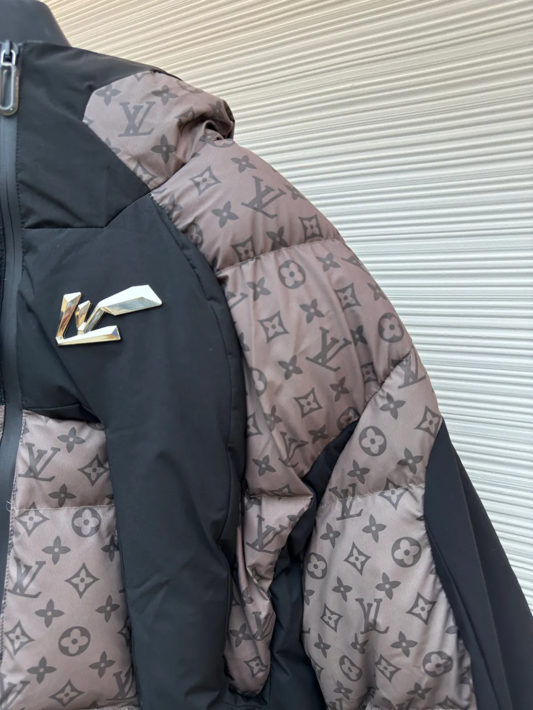 LOUIS VUITTON temperature-sensitive color-changing jacquard down jacket ●Original version: purchased and developed for 17999 ●Item number: 1680753-G45 ●Fabric: black technology fabric ●Technology: temperature-sensitive color-changing production ●Version: fitted version ●Weight: about 1475 grams ●Size: 44-46-48-50-52 ●Description: ✅Exclusively customized black technology fabric, the color of the fabric changes when the temperature reaches the specified degree, waterproof and anti-static fabric, good drape and no stretch, STORM SYSTEM waterproof surface treatment process, waterproof, windproof and breathable hydrophilic film. ✅Original data opening, coordinated proportions, loose, warm, fashionable, tolerant version, complex turning, and exquisite craftsmanship. ✅ Top-notch exquisite workmanship, in full compliance with EU requirements, each grid is filled with full down, and the interior is filled with genuine imported 90% white goose down. It is light and thin, has a delicate feel, is not easy to deform, and does not show through. Goose down is widely used in ski shirts and cold-proof clothing. The thermal insulation performance of goose down will be better under the same amount of down. The upper body is light and has no weight-bearing feeling, and the warmth retention can be imagined. ✅This heavy-duty down jacket has excellent thermal insulation performance, is light and not heavy, and has good bulk recovery after compression. Warm reminder: ⚠️Washing method: Do not wash, do not machine wash, can be dry cleaned. The overall wiring is straight and delicate, the fabric is comfortable and soft, and the color is consistent without color difference. It can be matched with the same style to create a fashionable look and control various occasions. Customized accessories, complete with three standards, same style for men and women!